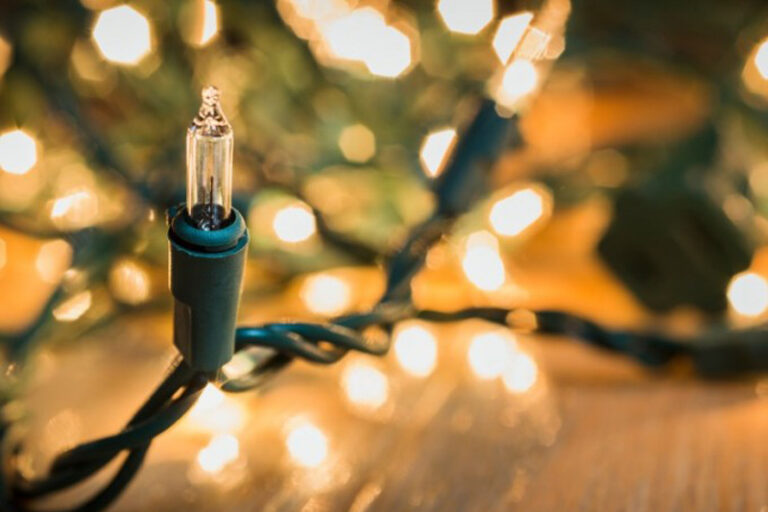 EXPERTOS ADVIERTEN SOBRE RIESGOS ELÉCTRICOS EN LA DECORACIÓN NAVIDEÑA