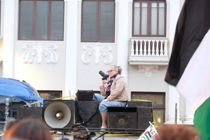 Stella Chinchilla durante la cobertura de una actividad en noviembre anterior. Imagen tomada de sus redes sociales