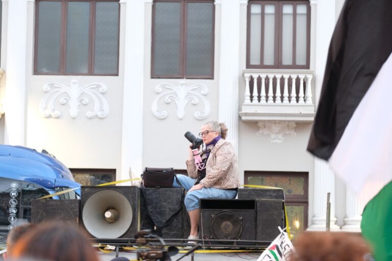 Stella Chinchilla durante la cobertura de una actividad en noviembre anterior. Imagen tomada de sus redes sociales