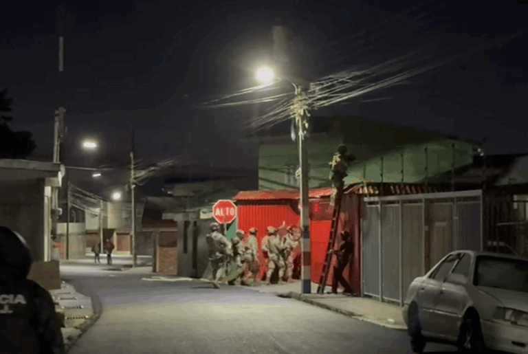 DETIENEN A 19 HOMBRES INVESTIGADOS POR HOMICIDIO, ROBO Y LEGITIMACIÓN