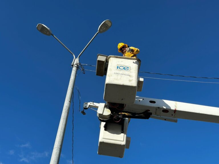 INSPECCIONAN CALIDAD DEL SERVICIO ELÉCTRICO EN SARAPIQUÍ