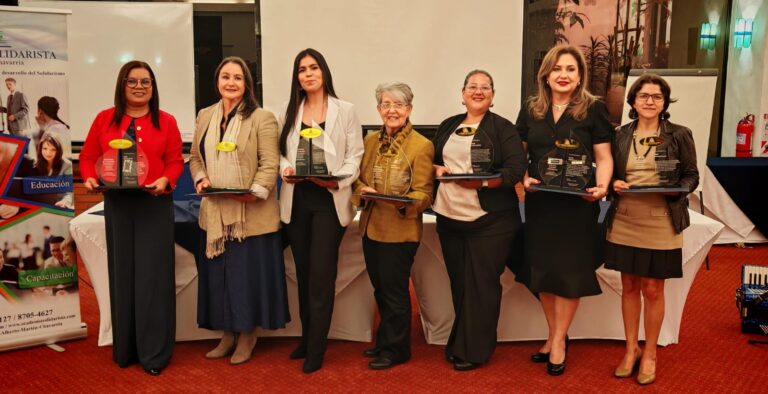 ACADEMIA SOLIDARISTA ENTREGA EL GALARDÓN AL MÉRITO SOLIDARISTA