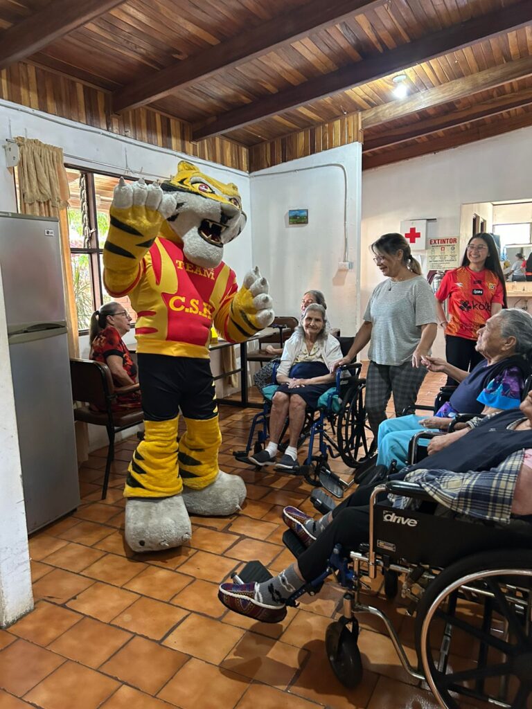 ALEGRÍA Y CONVIVENCIA MARCARON JORNADA ESPECIAL EN EL HOGAR ALFREDO Y DELIA GONZÁLEZ FLORES