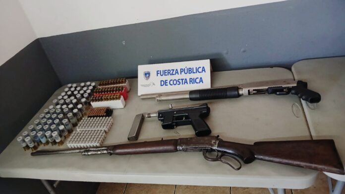 Armas decomisadas en el allanamiento realizado en la vivienda.