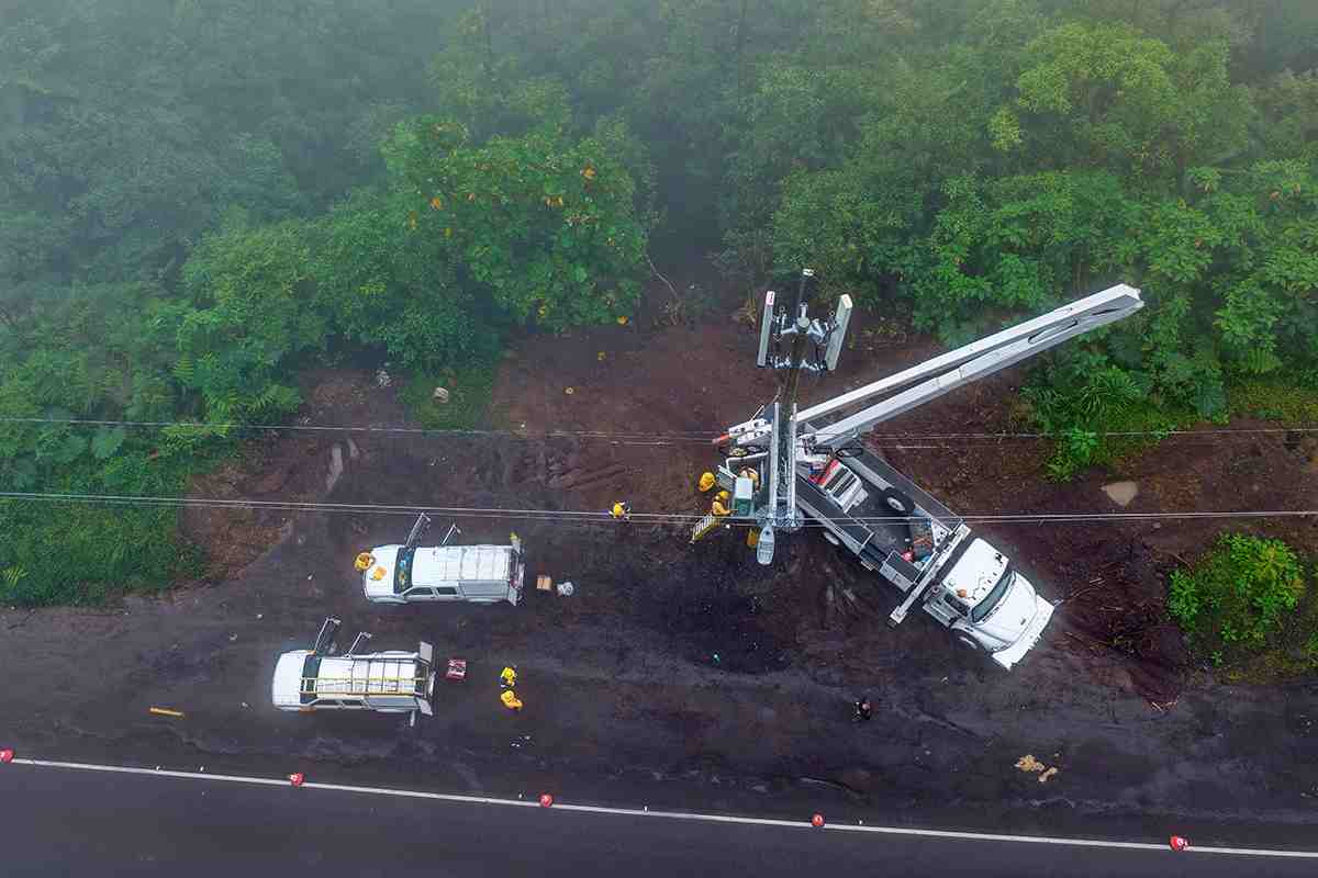 Los equipos de Fuerza y Luz y el ICE trabajan en coordinación para completar las obras. 