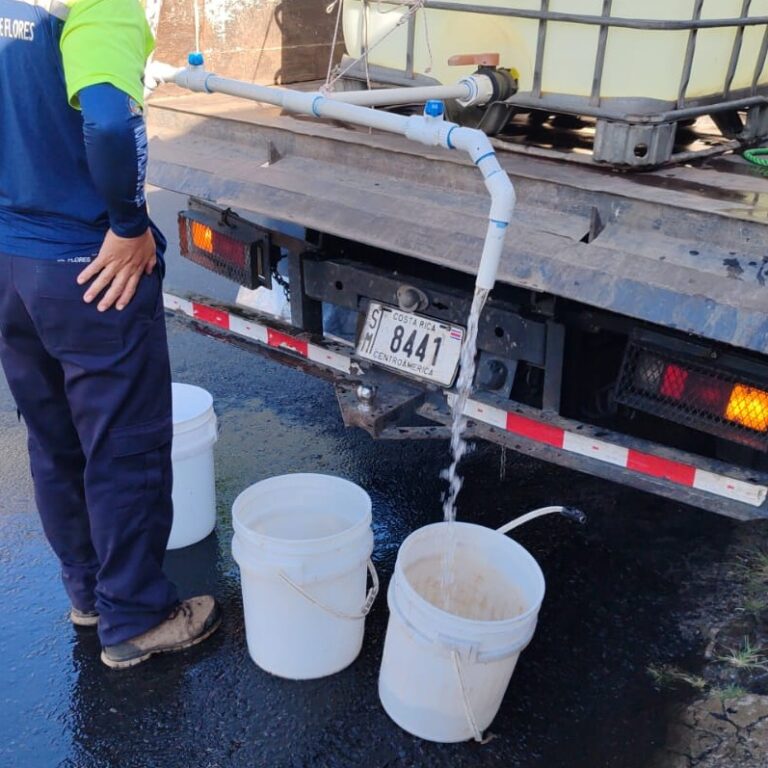 REPARTEN AGUA EN CAMIÓN MIENTRAS REPARAN AVERÍA EN POZO LUISIANA