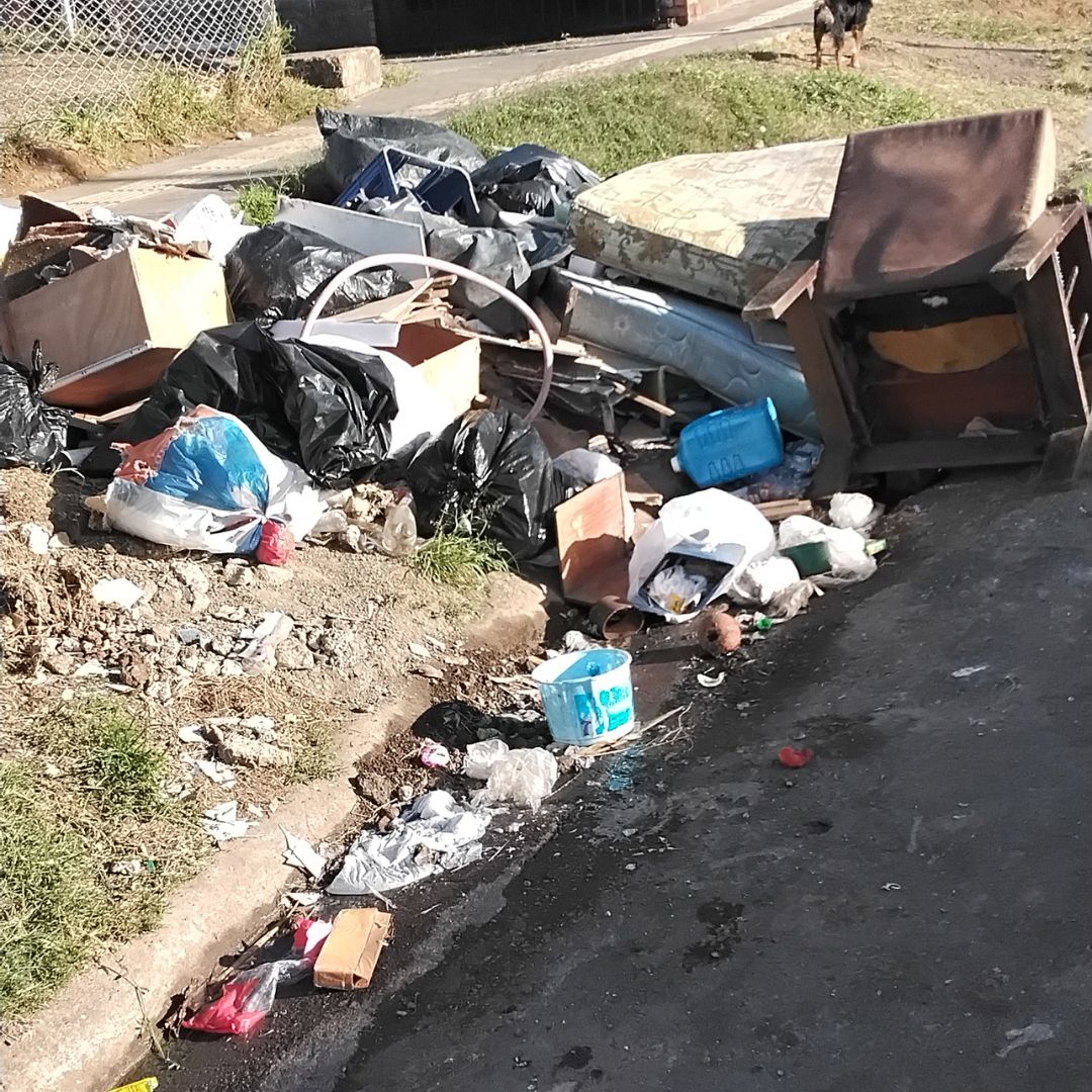 VECINOS DE VILLA PAOLA PIDEN INTERVENCIÓN DEL MINISTERIO DE SALUD POR ACUMULACIÓN DE BASURA EN GUARARÍ