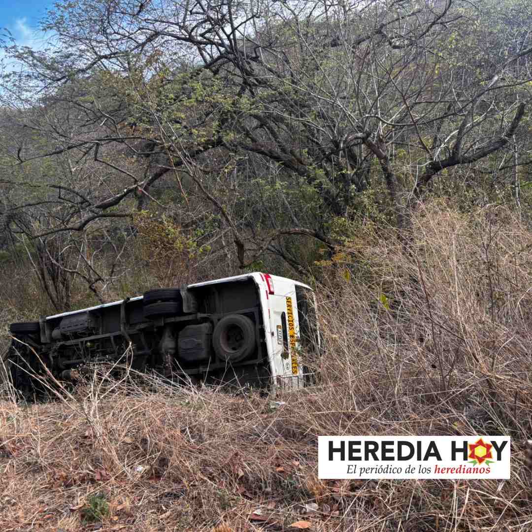 BUSETA CON 9 PERSONAS SE VUELCA EN GUANACASTE