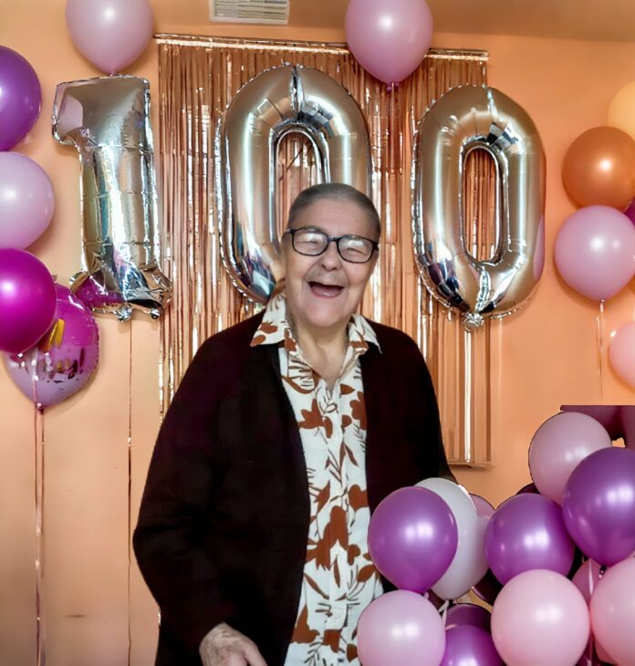 Doña María Luisa Espinoza Esquivel celebró sus 100 años de vida rodeada del cariño de su familia, dejando ver una historia marcada por el trabajo, la fortaleza y el amor. Doña María Luisa Espinoza Esquivel celebró sus 100 años de vida rodeada del cariño de su familia, dejando ver una historia marcada por el trabajo, la fortaleza y el amor.
