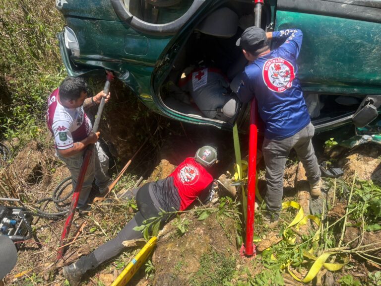 VEHÍCULO CAYÓ A GUINDO DE 100 METROS EN TARRAZÚ Y DEJÓ CINCO PERSONAS HERIDAS