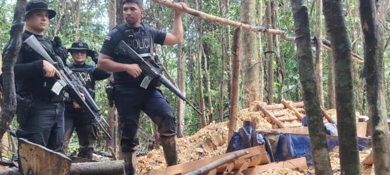 FUERZA PÚBLICA DETIENE A 19 OREROS EN CRUCITAS Y REFUERZA ACCIONES CONTRA MINERÍA ILEGAL