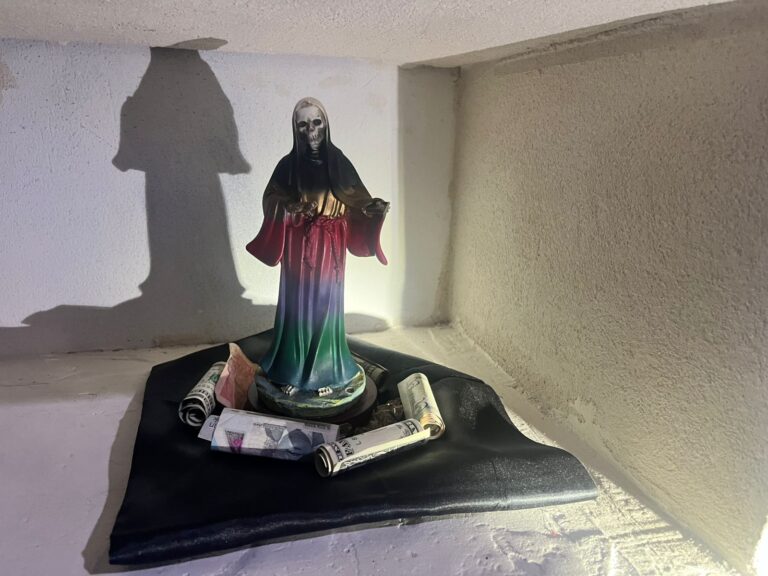 Imagen de la "Santa Muerte" a la que algunos grupos criminales le rinden tributo, estaba dentro de las estructuras allanadas.
