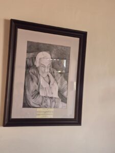 En la entrada del Hogar se conserva la fotografía de su fundadora María Madrigal Sánchez, una domingueña con un corazón de oro, que movió a un pueblo para ayudar a los adultos mayores.
