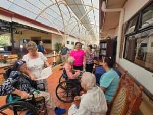 La presidenta de la Junta de Protección Social Mariela Vargas Zúñiga, realizó una visita al Hogar y compartió con los abuelitos que son atendidos en la que se convirtió su casa y que se sostiene gracias a las donaciones de organizaciones como la JPS