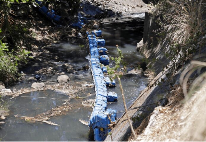 La riobarda realiza la captura física de plásticos y residuos sólidos de gran tamaño