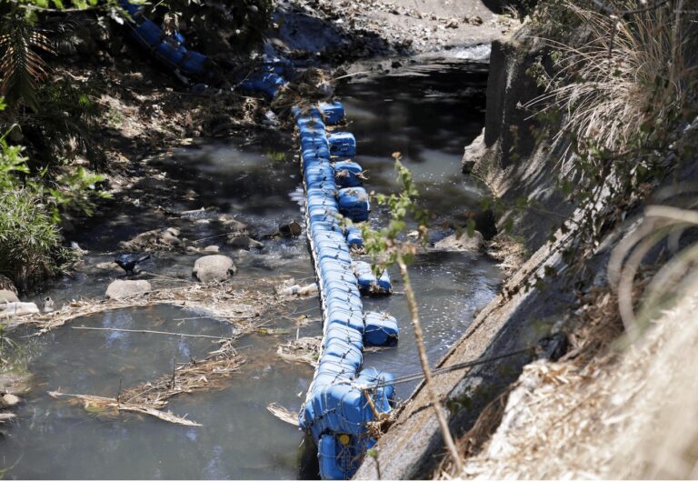 La riobarda realiza la captura física de plásticos y residuos sólidos de gran tamaño