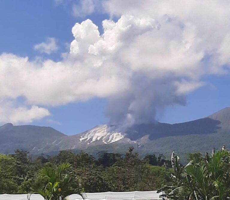 VOLCÁN RINCÓN DE LA VIEJA HIZO ERUPCIÓN ESTE JUEVES