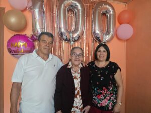 Sus hijos Juan y Teresita comparten con doña María Luisa y agradecen a Dios por cada día que la mantiene a su lado.