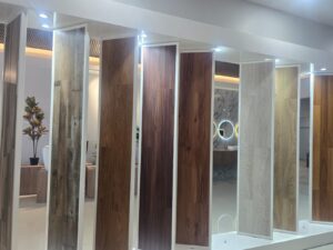 Variedad en tablillas de alta calidad para piso, para cielorraso y hasta para paredes, fáciles de instalar, en estilos modernos.