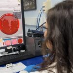 SAN JUAN DE DIOS INCORPORA ROBOT ÚNICO EN CENTROAMÉRICA PARA ANALIZAR BACTERIAS