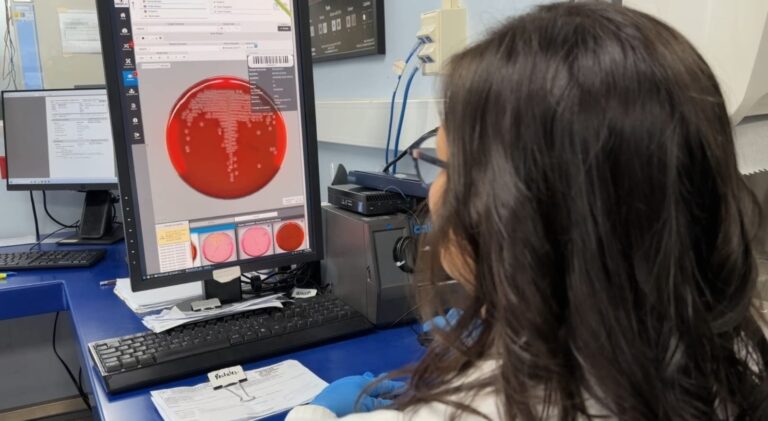 SAN JUAN DE DIOS INCORPORA ROBOT ÚNICO EN CENTROAMÉRICA PARA ANALIZAR BACTERIAS