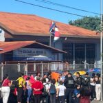 PADRES DE FAMILIA CIERRAN ESCUELA EN SANTA BÁRBARA Y EXIGEN RESPUESTA URGENTE DEL MEP