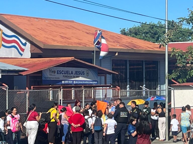 PADRES DE FAMILIA CIERRAN ESCUELA EN SANTA BÁRBARA Y EXIGEN RESPUESTA URGENTE DEL MEP