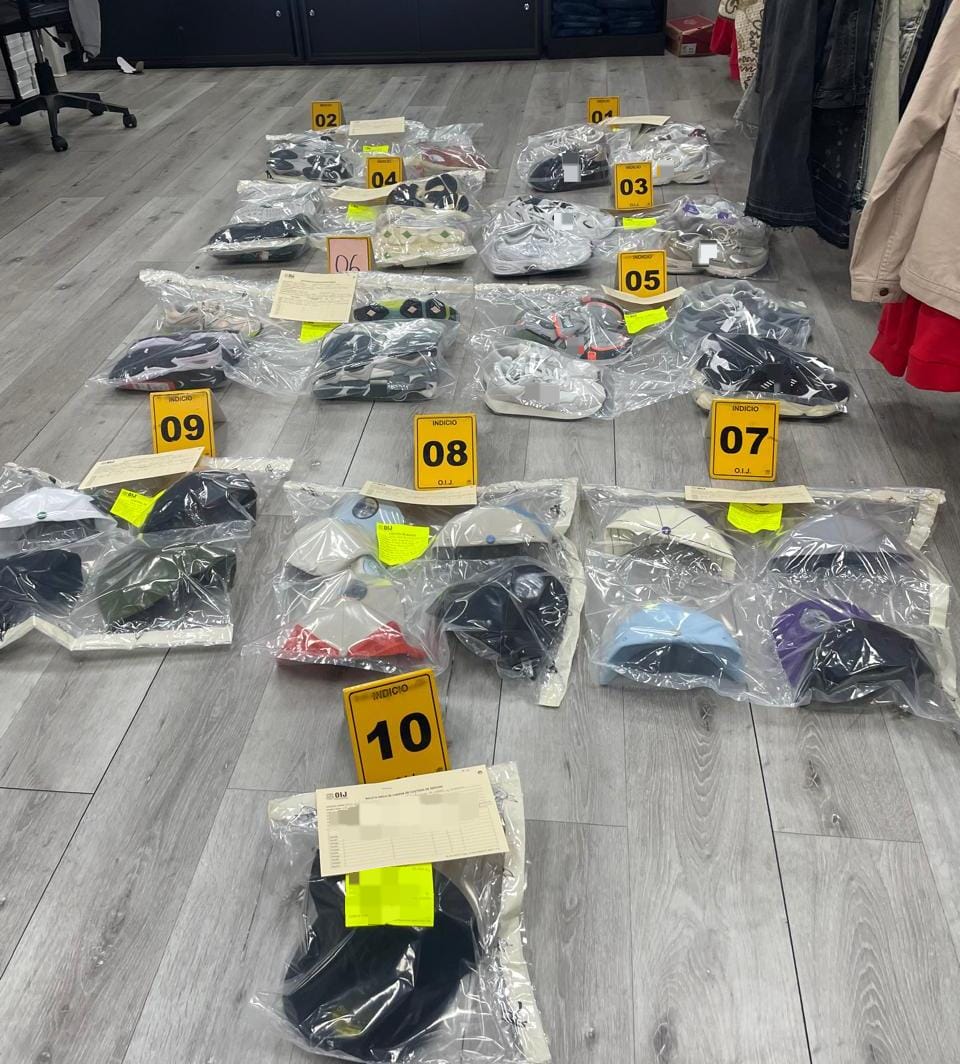 ALLANAN TIENDA EN EL CENTRO DE CARTAGO POR VENTA DE PRODUCTOS FALSIFICADOS Parte de los artículos decomisados en allanamiento en tienda de Cartago