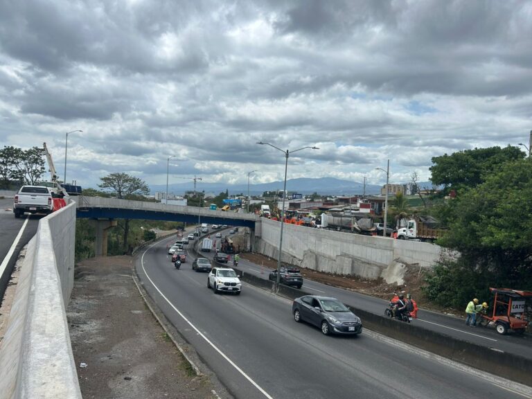 PASO REGULADO DURANTE TRES NOCHES POR PERFILADO Y RECARPETEO EN HATILLOS 7 Y 8
