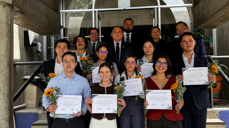 CCSS RECONOCIÓ A MÉDICOS CON MEJORES CALIFICACIONES EN EXAMEN
