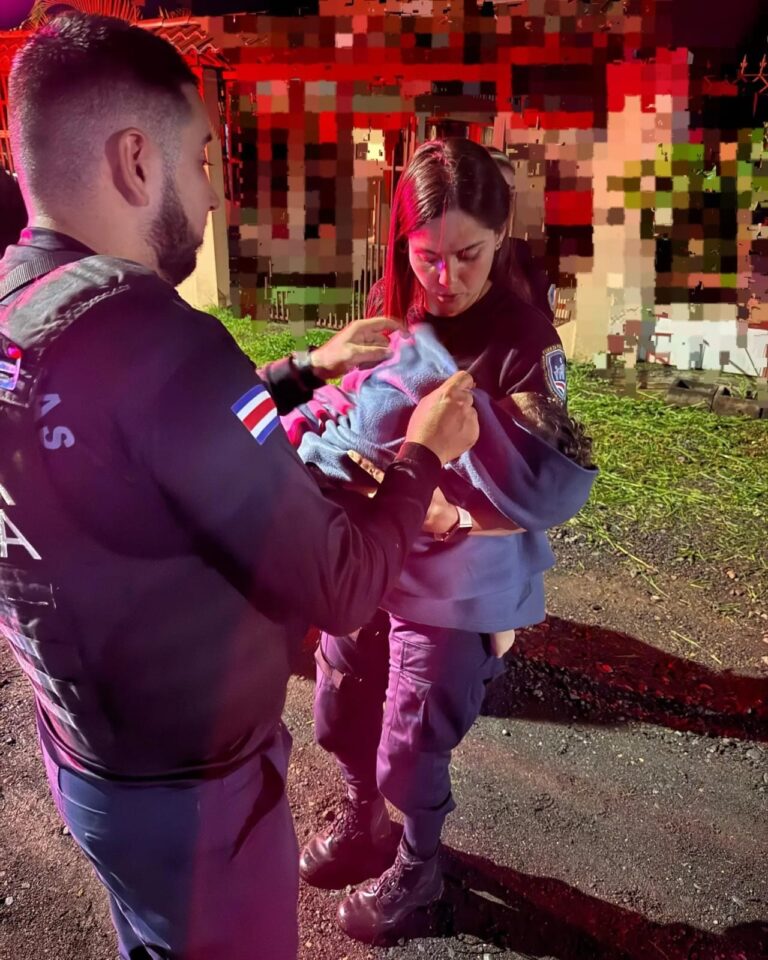 NIÑA FUE ENCONTRADA ABRAZADA AL CUERPO DE SU MADRE TRAS ATAQUE DE SICARIOS