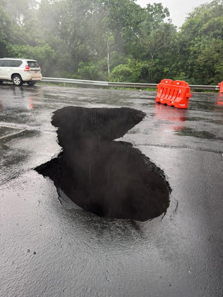 MOPT APLICA VÍAS ALTERNAS TRAS HUNDIMIENTO EN LA RUTA 27 A LA ALTURA DE OROTINA