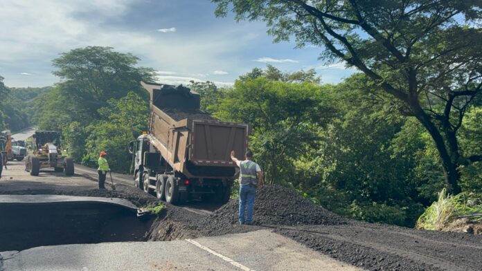 Los trabajos en el hundimiento causado en el sector de Las Fruterías, Orotina, sobre Ruta 27.