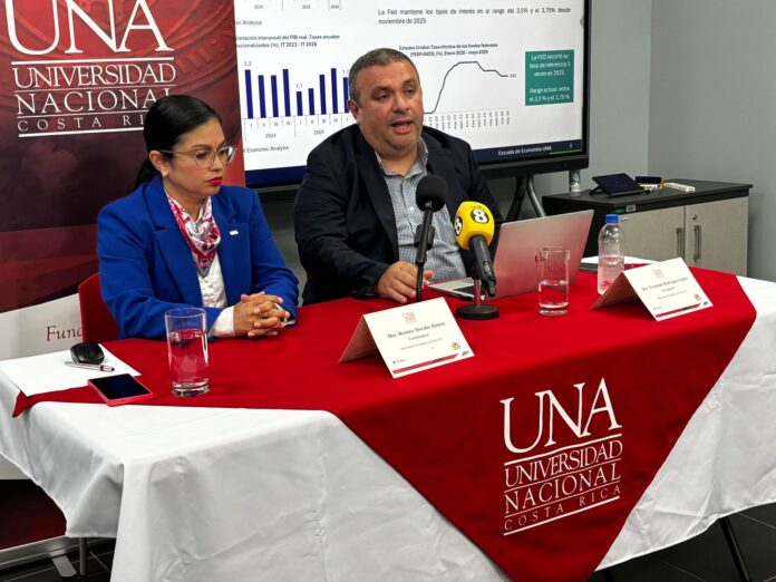 Roxana Morales Ramos y Fernando Rodríguez Garro, presentan el informe económico. Roxana Morales Ramos y Fernando Rodríguez Garro, presentan el informe económico.