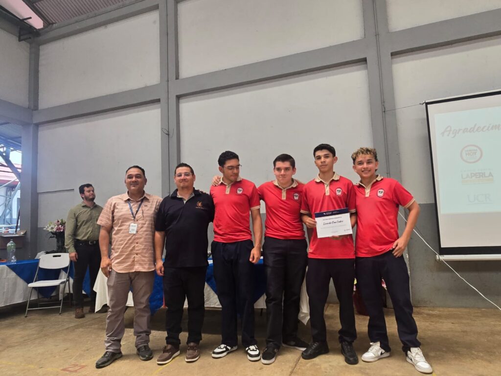 Estudiantes del Liceo de San Isidro de Heredia llevaron su talento para compartir con los productores agropecuarios en la entrega de reconocimientos a los agricultores, organizada por el Ministerio de Agricultura de Heredia.