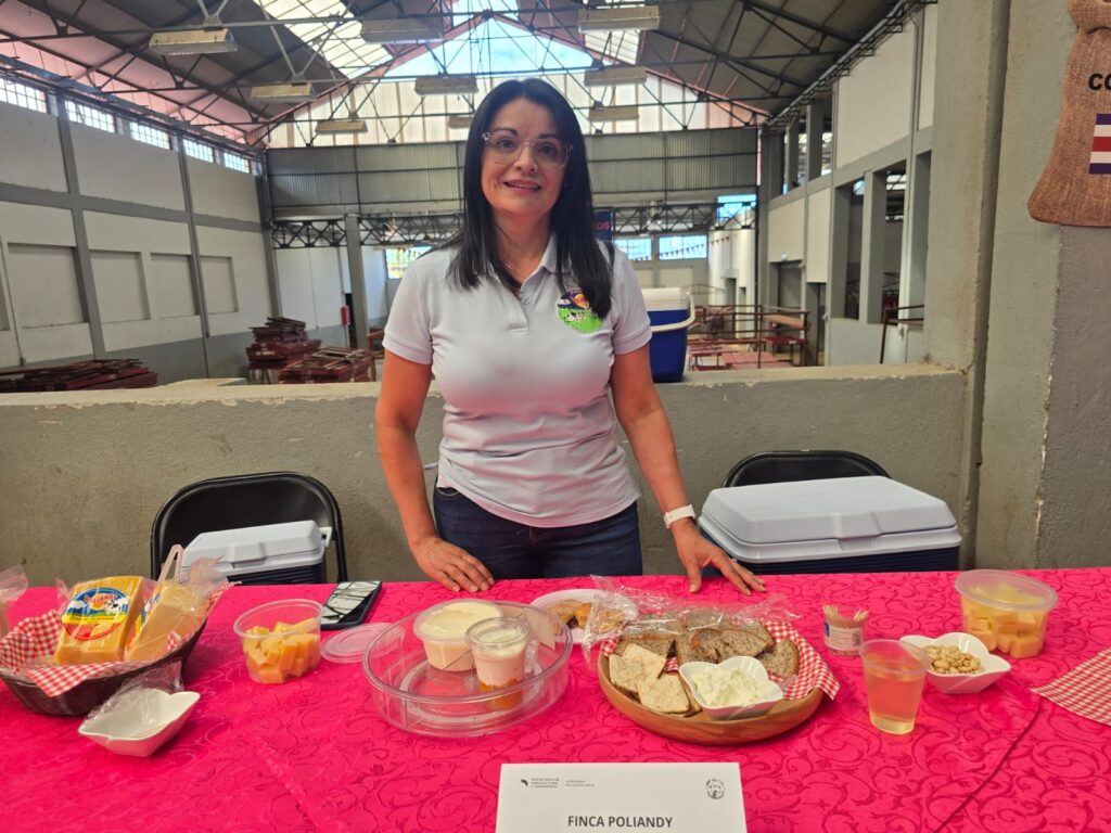 Finca Polyandi hizo una degustación de sus productos como quesos durante la actividad.