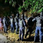 POLICÍA MANTIENE DOS CASAS Y CINCO CARROS BAJO VIGILANCIA EN BIRRÍ