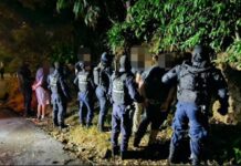 POLICÍA MANTIENE DOS CASAS Y CINCO CARROS BAJO VIGILANCIA EN BIRRÍ