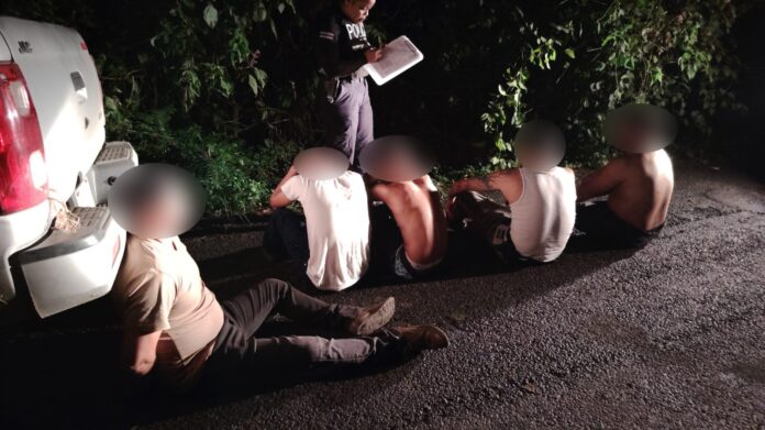 Guácimo, Limón *Fuerza Pública detiene a cinco sujetos sospechosos de aparente robo en finca * La rápida respuesta de oficiales de la Fuerza Pública de Guácimo en Limón, permitió la detención de cinco personas, entre ellas un menor de edad, quienes figuran como sospechosas de un aparente robo a una finca ubicada en Río Jiménez. La intervención se dio luego de que las autoridades atendieran una alerta de un presunto robo en una propiedad de la zona. Al desplazarse al lugar, una de las unidades policiales ubicó, en las cercanías de la finca, un vehículo tipo pick-up con cinco ocupantes, quienes mostraban una actitud nerviosa. Durante el abordaje, los oficiales observaron un arma de fuego a simple vista, por lo que solicitaron a los ocupantes descender del carro. En la inspección localizaron una segunda arma de fuego, además de una cortadora que, en apariencia, habría sido sustraída de la propiedad. De forma paralela, otra unidad policial verificó las instalaciones de la finca y confirmó que una de las bodegas presentaba señales de haber sido forzada, evidenciando el ingreso ilegal al inmueble. Las personas de apellidos, Umaña, Fallas, Angulo, Fallas y el menor de edad, quedaron detenidos y fueron trasladados a las celdas judiciales, para continuar con el proceso correspondiente.