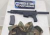 MENOR DE EDAD CON RIFLE SEMIAUTOMÁTICO Los oficiales de Fuerza Pública de Puntarenas aprehendieron a un menor de edad que portaba un arma de fuego y un chaleco balístico. Esta detención se dio cuando efectuaban recorridos de vigilancia por el distrito de Barranca y los policías observaron a un sujeto sentado sobre la vía pública con lo que aparentaba ser un rifle. Esta persona al percatarse de la presencia policial intentó huir; sin embargo, las autoridades lo interceptaron y aprehendieron de inmediato. Tras la revisión correspondiente, los efectivos determinaron que se trataba de un menor de edad, a quien le decomisaron un rifle semiautomático con la serie limada, un cargador y un chaleco balístico. El menor, junto con las evidencias decomisadas, fueron puestos a las órdenes de las autoridades judiciales para su respectivo proceso.
