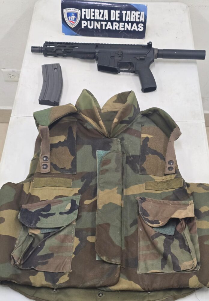 Los oficiales de Fuerza Pública de Puntarenas aprehendieron a un menor de edad que portaba un arma de fuego y un chaleco balístico. Esta detención se dio cuando efectuaban recorridos de vigilancia por el distrito de Barranca y los policías observaron a un sujeto sentado sobre la vía pública con lo que aparentaba ser un rifle. Esta persona al percatarse de la presencia policial intentó huir; sin embargo, las autoridades lo interceptaron y aprehendieron de inmediato. Tras la revisión correspondiente, los efectivos determinaron que se trataba de un menor de edad, a quien le decomisaron un rifle semiautomático con la serie limada, un cargador y un chaleco balístico. El menor, junto con las evidencias decomisadas, fueron puestos a las órdenes de las autoridades judiciales para su respectivo proceso.