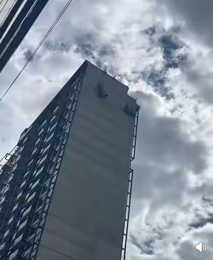 Un accidente laboral ocurre en cualquier momento y lugar, lo importante es estar protegido. La imagen corresponde a un accidente ocurrido esta semana, cuándo dos trabajadores quedaron colgando de la línea de vida al fallar el andamio.