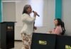 LILLIAM GUZMÁN: UNA MUJER QUE CONVIRTIÓ LA EDUCACIÓN EN UN PUENTE HACIA LOS SUEÑOS Lilliam Guzmán durante la más reciente graduación realizada en julio de este año, en el marco de la celebración de su 24 aniversario.