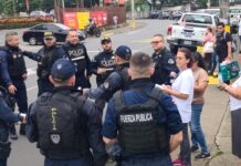 FUERZA PÚBLICA SE ACERCA A VECINOS DE VILLA PAOLA