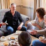 CUIDAR LOS VÍNCULOS Y MANTENERSE ACTIVO CONTRIBUYE AL BIENESTAR DE LOS ADULTOS MAYORES